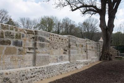 Le mur, l’intérieur de l’abbatiale